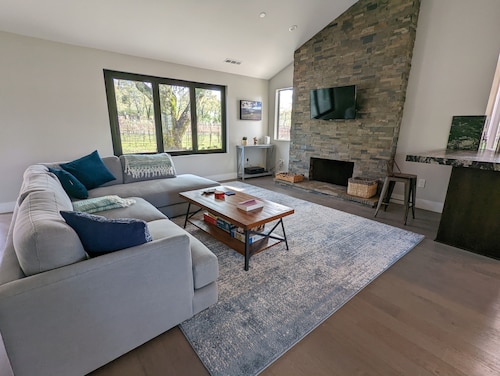 Napa Valley Vineyard Home on Howell Mountain - Minutes to award-winning wineries