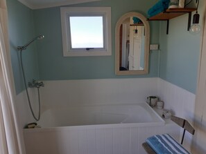 Ducha y bañera combinadas, toallas, jabón y papel higiénico