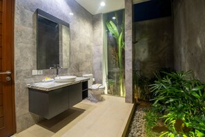 Villa | Badezimmer | Duschwanne, Komfortbadewanne, Handtücher, Seife