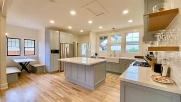 Kjøleskap, mikrobølgeovn, ovn og kokeplater