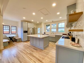 Fridge, microwave, oven, stovetop - Fully Renovated, Charming Craftsman Home in Downtown Paso Robles Wine Country (Paso Robles)