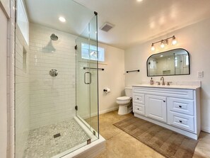 Douche, sèche-cheveux, serviettes fournies, savon