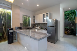 Villa | Cocina privada | Tetera eléctrica y comedor