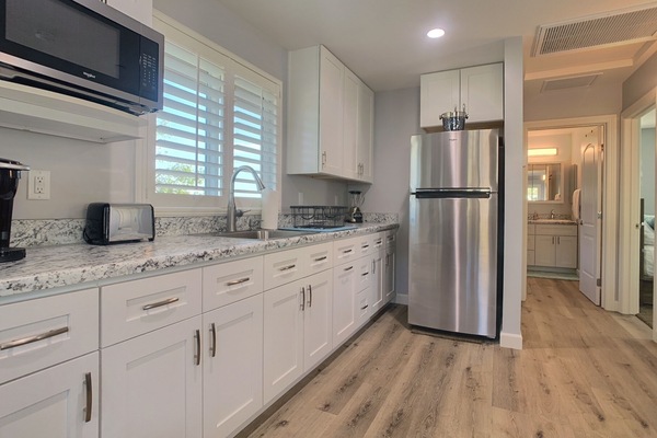 Geladeira, micro-ondas, cafeteira/chaleira, torradeira