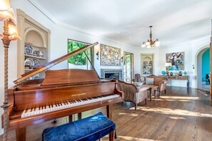 Interior - Hollywood Hills Getaway 15% Off (Los Angeles)