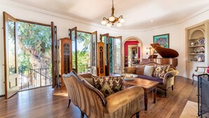 Unclassified image, 4 of 50, button - Hollywood Hills Retreat | Views, Chef's Kitchen, Walk to Hollywood Bowl + Parking (Los Angeles)