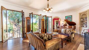 Smart TV, fireplace, stereo