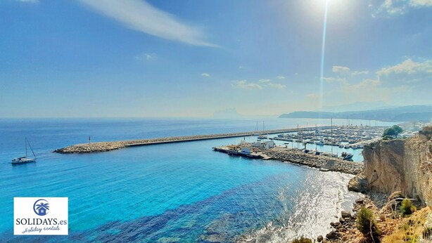 A coastal marina with boats docked, a rocky shoreline, and a clear sky. - Villa Sun Carlos by Solidays - Benissa, Costa Blanca (Benissa)