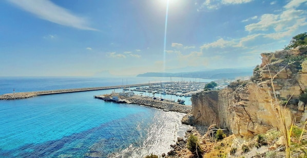 A coastal marina with boats docked, a rocky shoreline, and a clear sky. - Villa Sun Carlos by Solidays - Benissa, Costa Blanca (Benissa)