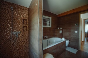 Douche, sèche-cheveux, savon, papier toilette