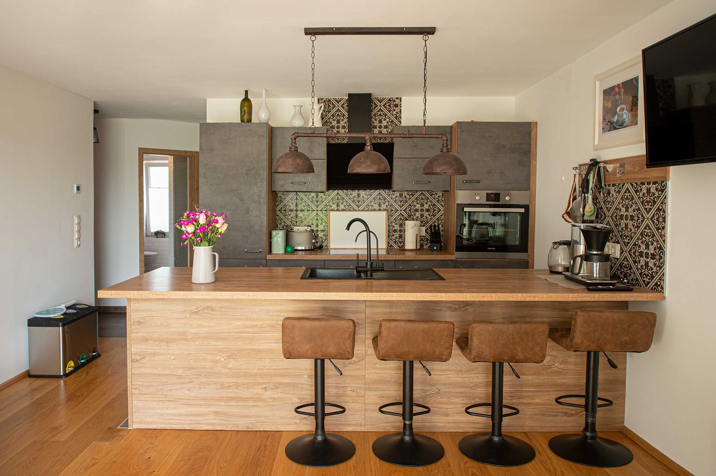 Réfrigérateur, four, lave-vaisselle, cafetière/bouilloire