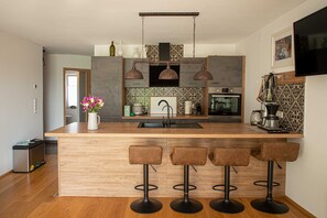 Fridge, oven, dishwasher, coffee/tea maker