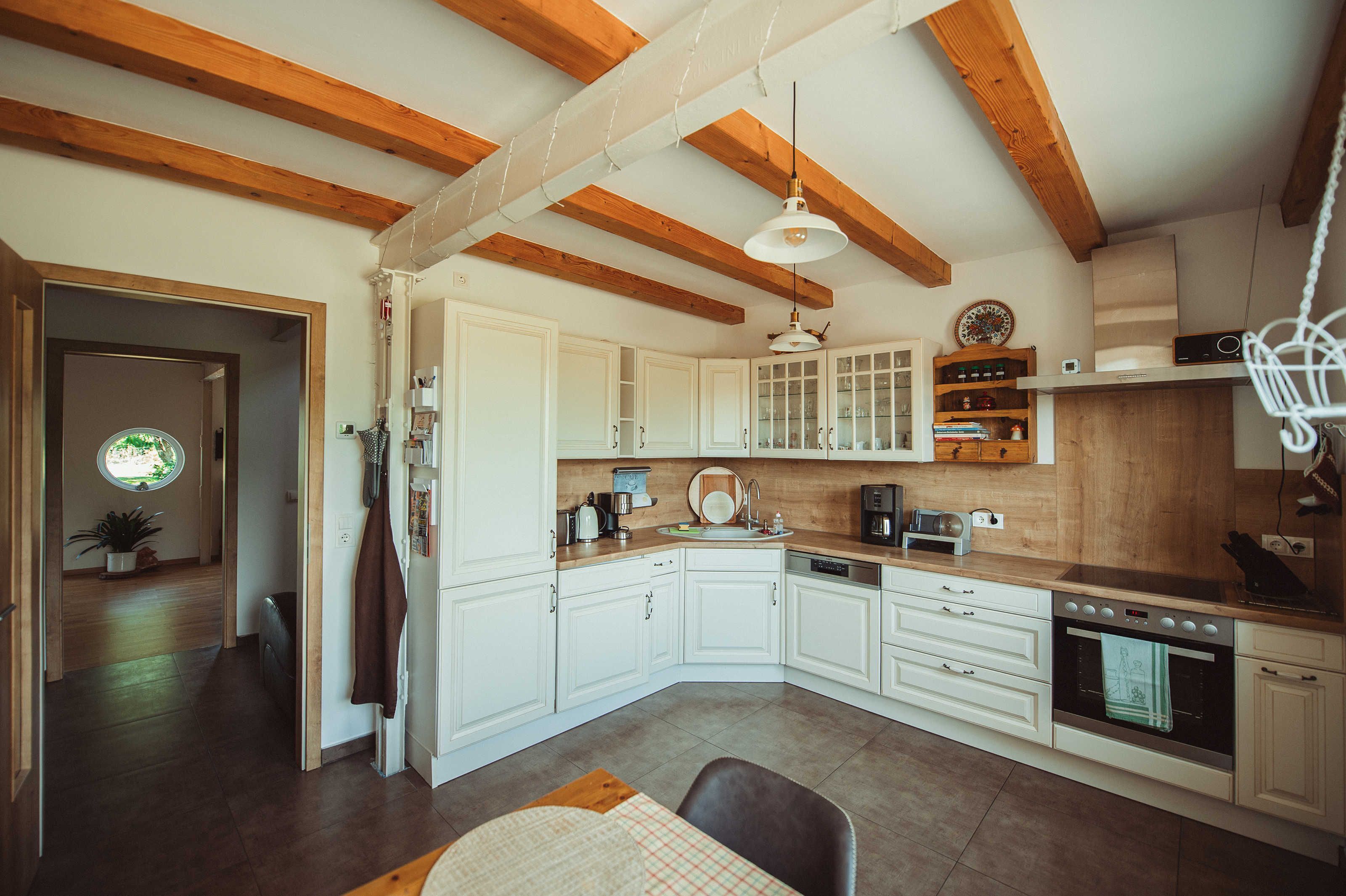 Refrigerador, horno, lavavajillas y cafetera y tetera 