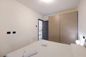 1 bedroom, free WiFi, bed sheets - Appartamento "2 Il Tornante" with Lake & Mountain Views, Wi-Fi, A/C & Balcony (Nesso)
