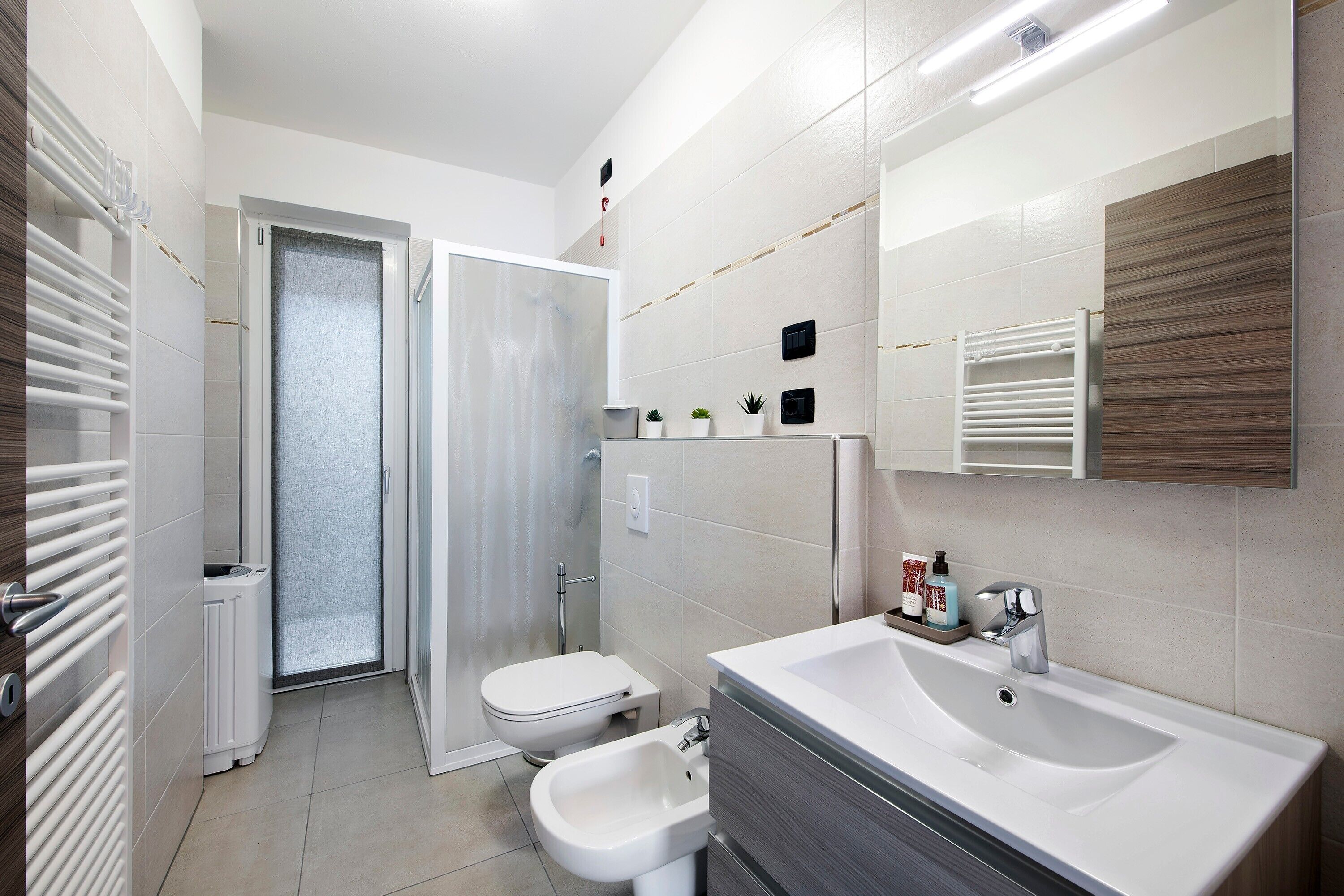 Een douche, een haardroger, handdoeken