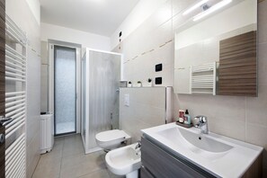 Douche, sèche-cheveux, serviettes fournies