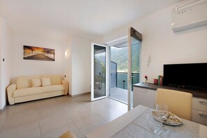 Living area - Appartamento "2 Il Tornante" with Lake & Mountain Views, Wi-Fi, A/C & Balcony (Nesso)