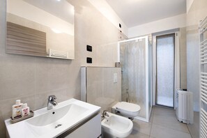 Een douche, een haardroger, handdoeken