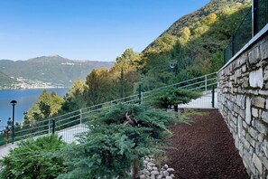Property grounds - Appartamento "3 Il Tornante" with Lake & Mountain Views, Wi-Fi, A/C & Balcony (Nesso)