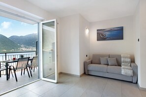 Living area - Appartamento "3 Il Tornante" with Lake & Mountain Views, Wi-Fi, A/C & Balcony (Nesso)