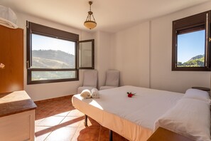 6 bedrooms, iron/ironing board, free WiFi, bed sheets - Villa Rural "Parador del Silo" with Mountain View, Pool, Balcony, A/C & Wi-Fi (Cónchar (Villamena))