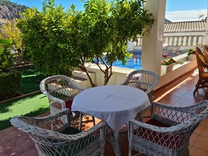 Outdoor dining - Villa Rural "Parador del Silo" with Mountain View, Pool, Balcony, A/C & Wi-Fi (Cónchar (Villamena))