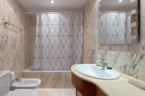 Bathtub, towels