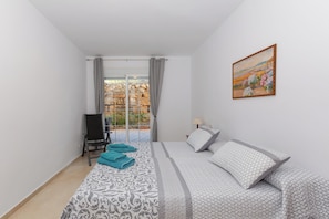 2 slaapkamers, een strijkplank/strijkijzer, gratis wifi, beddengoed