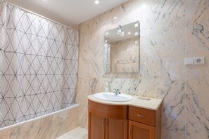 Bathtub, towels - Holiday Apartment in Mijas Golf with Pool, Terrace & Wi-Fi (Mijas Golf)