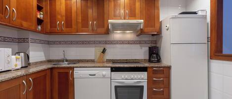 Een koelkast, een microgolfoven, een oven, een kookplaat