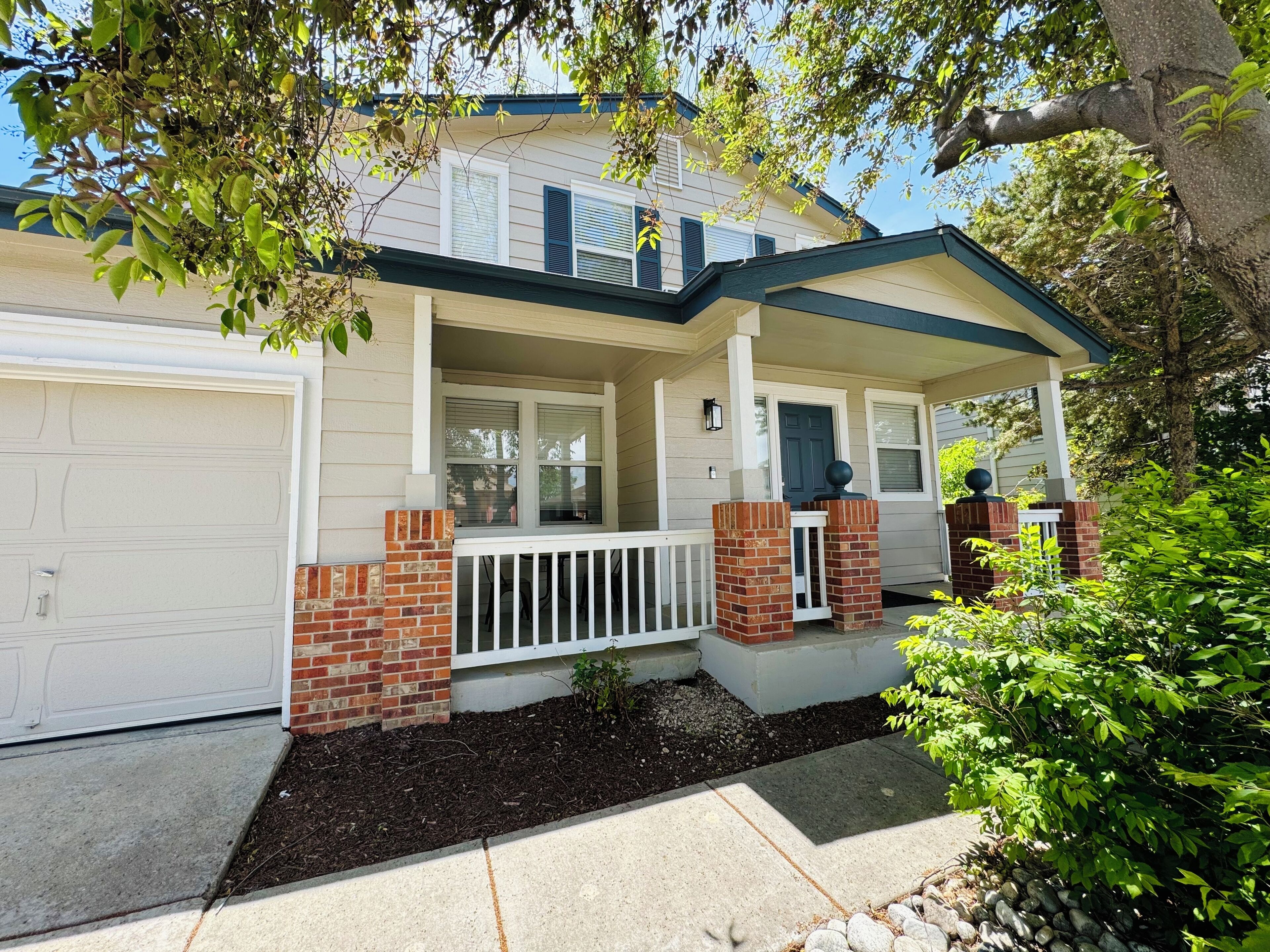 5 bdrms; King Beds, 2 kitchens; Dine/Shop/Scenic Trail; Easy Access to Downtown!
