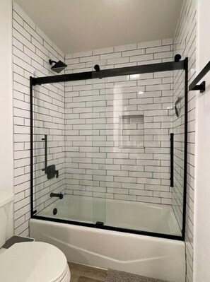 花 灑/浴缸組合、風筒、提供毛巾、番梘