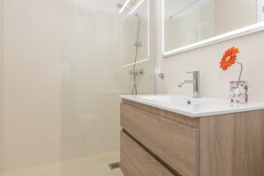Bañera, secador de pelo y toallas
