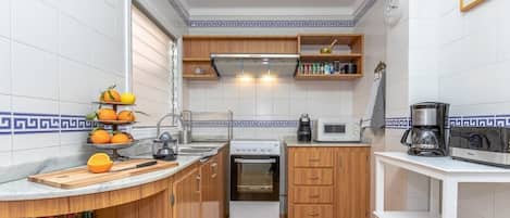 Fridge, microwave, oven, coffee/tea maker