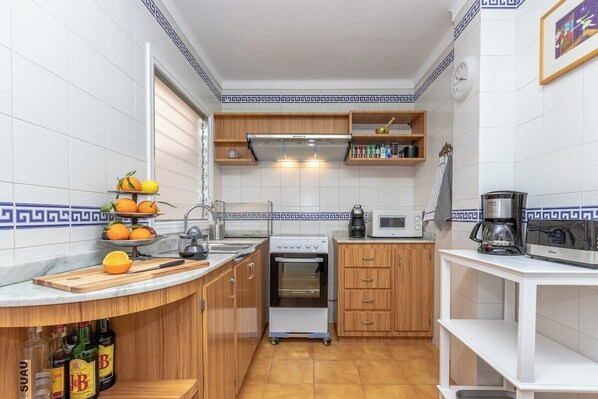 Réfrigérateur, micro-ondes, four, cafetière/bouilloire