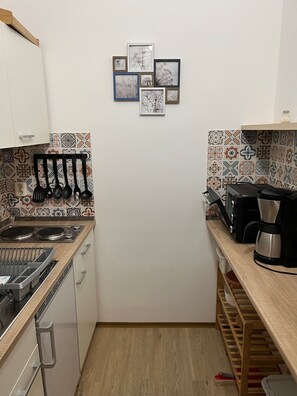 Kühlschrank, Ofen, Wasserkocher mit Kaffee-/Teezubehör, Wasserkocher