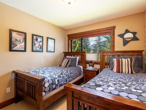 4 bedrooms, desk, iron/ironing board, free WiFi