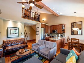 Smart-TV, Kamin, DVD-Player, Bücher