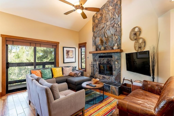 Smart-tv, een open haard, een dvd-speler en boeken