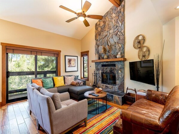 Smart-TV, Kamin, DVD-Player, Bücher