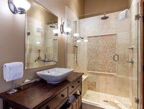 Badewanne, Whirlpool, Haartrockner, Handtücher