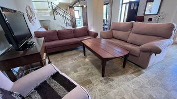 Een televisie en een open haard