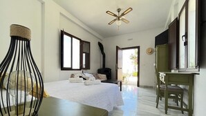 A bedroom with a bed, a desk, a chair, a ceiling fan, and a window. - Villa Domínguez - Typical Andalusian farmhouse (Wi-Fi,BBQ, swimmingpool,relax) (lucena)