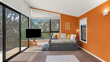 5 makuuhuonetta, työpöytä, silitysrauta/-lauta, vauvan matkasänky