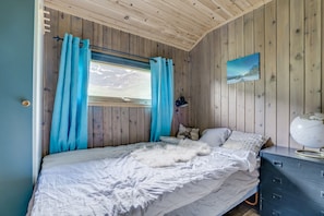 3 bedrooms, desk, travel cot, free WiFi - Breathtaking Panoramic Views Cabin - Secluded / fire pit / ideal for aurora (Laksvatn)