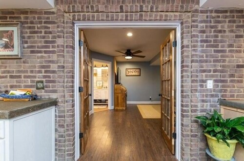 Farmhouse by the Lake with FAST Fiber Internet + Washer/Dryer!