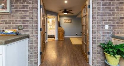 Farmhouse by the Lake with FAST Fiber Internet + Washer/Dryer!