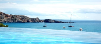 Villa Rica Beach, Cala Jondal Bay with staff