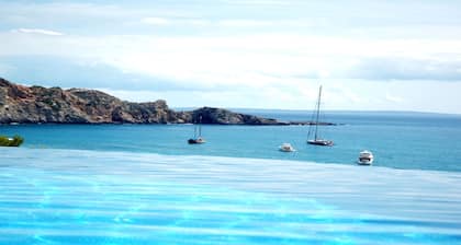 Villa Rica Beach, Cala Jondal Bay with staff