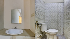 Une salle de bain avec un lavabo et un miroir, des toilettes et des carreaux décorés.
